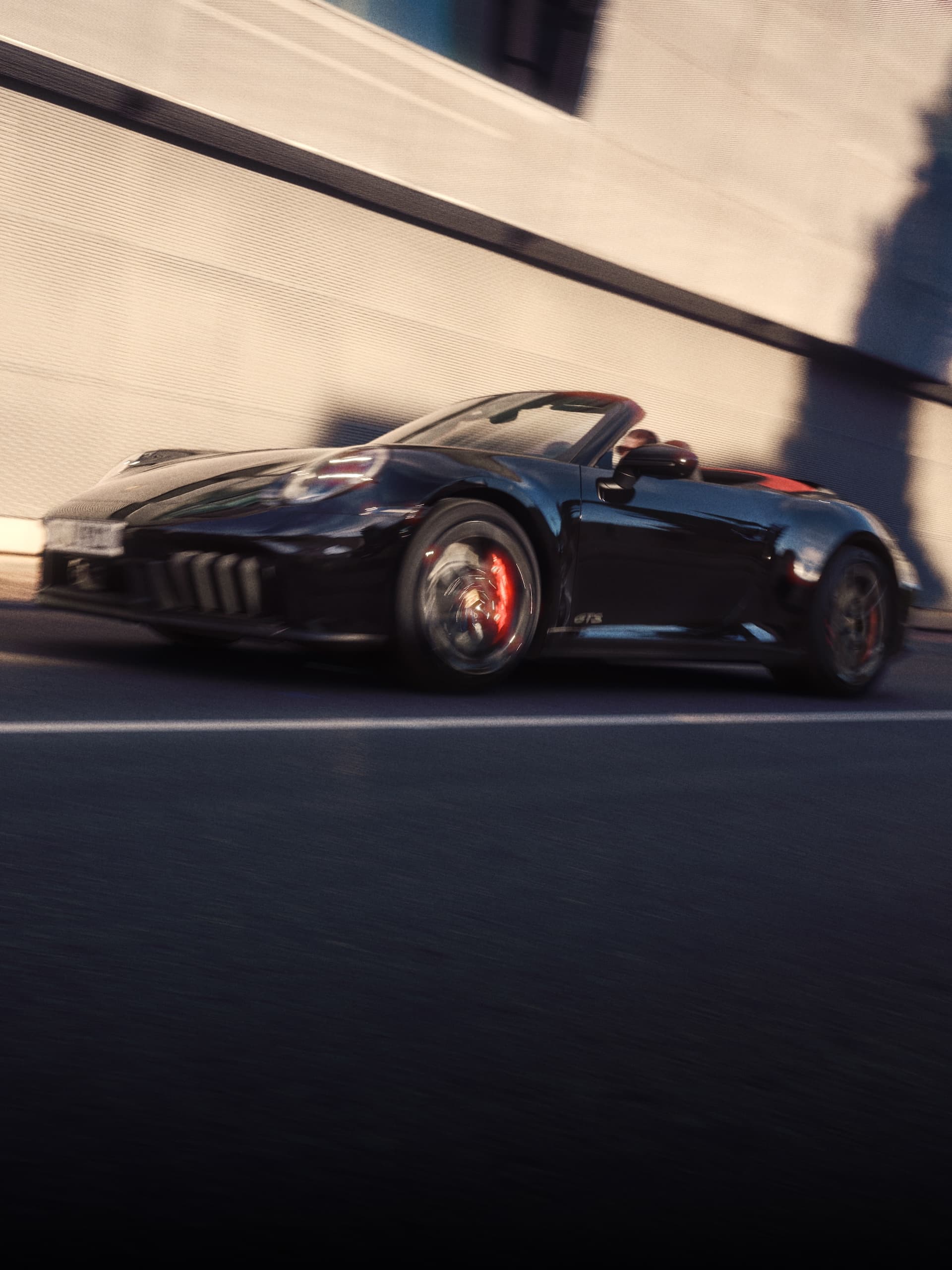 Ein Porsche 911 fährt eine Straße hinunter.